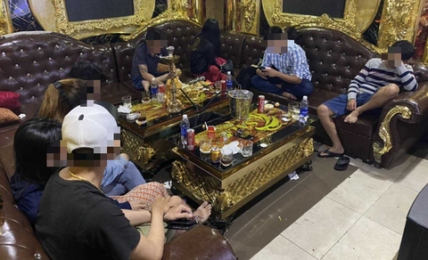 Kiểm tra tiệm Internet, phát hiện 6 thanh thiếu niên phê ma túy - Ảnh 1. Kiểm tra tiệm Internet, phát hiện 6 thanh thiếu niên phê ma túy - Ảnh 1.