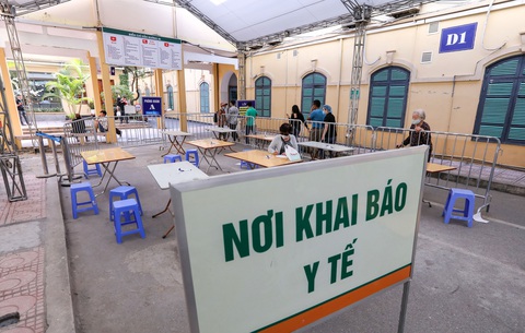 Thế giới 400.000 ca COVID-19/ngày, các đô thị lớn Việt Nam nên bắt buộc đeo khẩu trang? - Ảnh 1. Thế giới 400.000 ca COVID-19/ngày, các đô thị lớn Việt Nam nên bắt buộc đeo khẩu trang? - Ảnh 1.