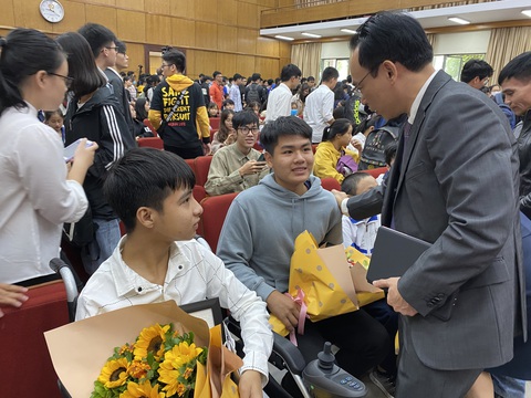 Nam sinh 10 năm cõng bạn: đẩy xe lăn đưa bạn đi khai giảng - Ảnh 1. Nam sinh 10 năm cõng bạn: đẩy xe lăn đưa bạn đi khai giảng - Ảnh 1.
