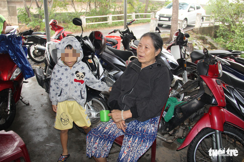 Mệ Xinh 6 đêm chong đèn giữ của cho bà con giữa biển nước Triệu Phong - Ảnh 3. Mệ Xinh 6 đêm chong đèn giữ của cho bà con giữa biển nước Triệu Phong - Ảnh 3.