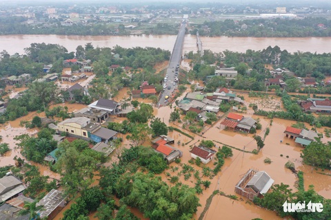 Mệ Xinh 6 đêm chong đèn giữ của cho bà con giữa biển nước Triệu Phong - Ảnh 2. Mệ Xinh 6 đêm chong đèn giữ của cho bà con giữa biển nước Triệu Phong - Ảnh 2.