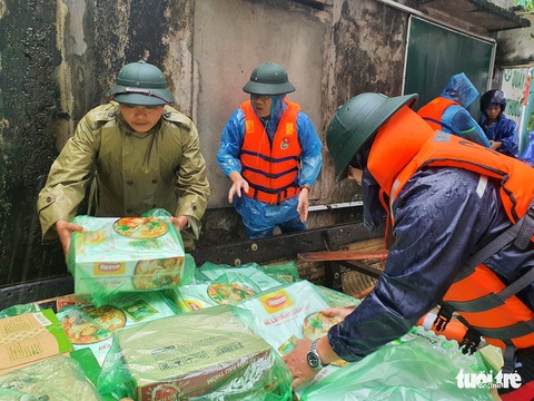 Nhà ngập, mẹ nằm viện, đến phút sau cùng anh ấy vẫn vì dân - Ảnh 2. Nhà ngập, mẹ nằm viện, đến phút sau cùng anh ấy vẫn vì dân - Ảnh 2.