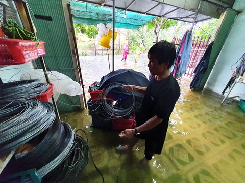 Mưa lớn lại đổ xuống các tỉnh miền Trung, nguy cơ lũ chồng lũ - Ảnh 4. Mưa lớn lại đổ xuống các tỉnh miền Trung, nguy cơ lũ chồng lũ - Ảnh 4.