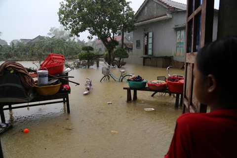 Mưa lớn lại đổ xuống các tỉnh miền Trung, nguy cơ lũ chồng lũ - Ảnh 2. Mưa lớn lại đổ xuống các tỉnh miền Trung, nguy cơ lũ chồng lũ - Ảnh 2.