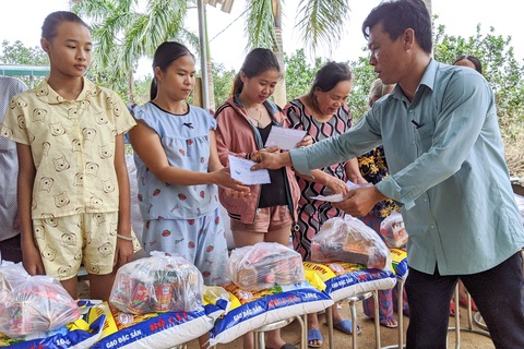 Tui ăn chi cũng được, chỉ lo con nhỏ với cha mạ già - Ảnh 4. Tui ăn chi cũng được, chỉ lo con nhỏ với cha mạ già - Ảnh 4.