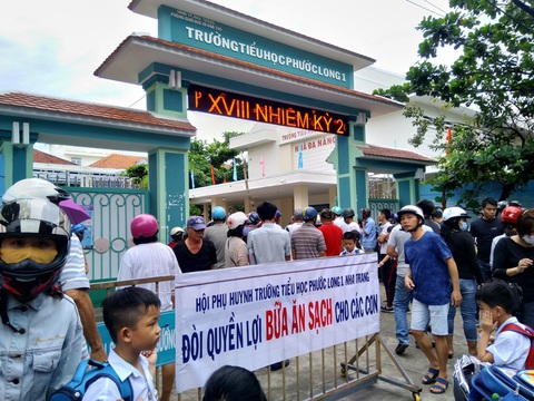 Bớt xén thức ăn học sinh khiến phụ huynh giăng băngrôn: Sở chỉ đạo xử lý nghiêm - Ảnh 1. Bớt xén thức ăn học sinh khiến phụ huynh giăng băngrôn: Sở chỉ đạo xử lý nghiêm - Ảnh 1.