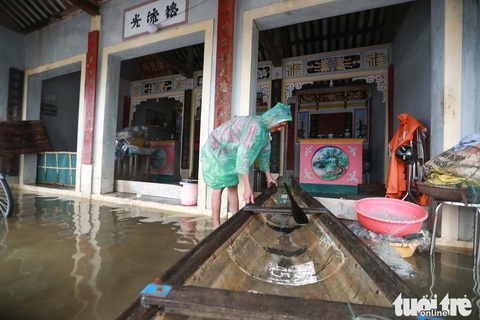 Người dân Huế chạy lũ lần thứ 4 trong 8 ngày - Ảnh 7. Người dân Huế chạy lũ lần thứ 4 trong 8 ngày - Ảnh 7.