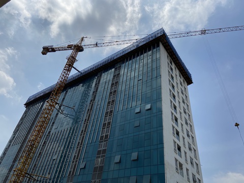 Đã cắt xong ngọn tầng 18 tòa nhà 8B Lê Trực - Ảnh 1. Đã cắt xong ngọn tầng 18 tòa nhà 8B Lê Trực - Ảnh 1.