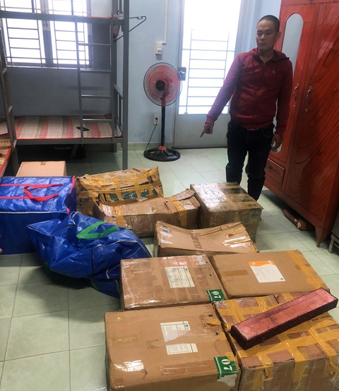 Bắt vụ chở súng đạn trên đường, lộ ra cả kho hàng nóng - Ảnh 1. Bắt vụ chở súng đạn trên đường, lộ ra cả kho hàng nóng - Ảnh 1.