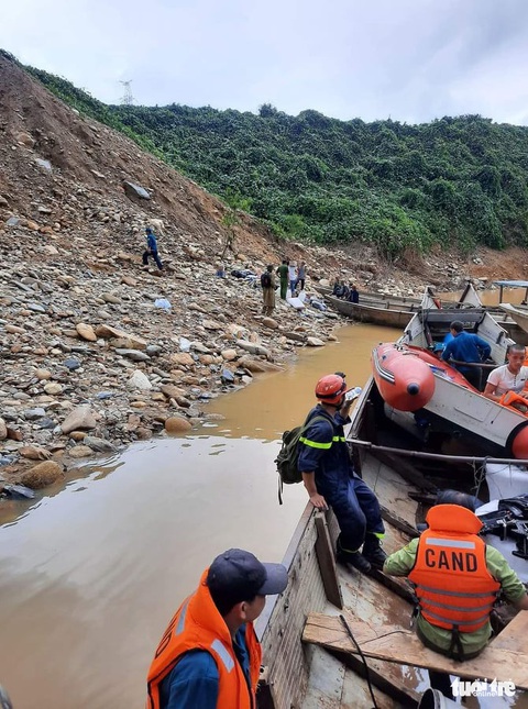 Mưa rất lớn, tạm dừng cứu nạn Rào Trăng 3 bằng đường thủy - Ảnh 2. Mưa rất lớn, tạm dừng cứu nạn Rào Trăng 3 bằng đường thủy - Ảnh 2.