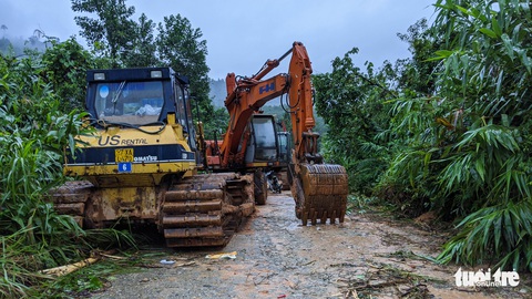 Hàng chục điểm sạt lở nguy hiểm trên đường vào thủy điện Rào Trăng 3 - Ảnh 13. Hàng chục điểm sạt lở nguy hiểm trên đường vào thủy điện Rào Trăng 3 - Ảnh 13.