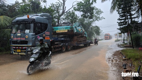 Tìm mọi cách tiếp cận thủy điện Rào Trăng 3 giữa mưa lớn dồn dập - Ảnh 2. Tìm mọi cách tiếp cận thủy điện Rào Trăng 3 giữa mưa lớn dồn dập - Ảnh 2.
