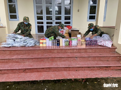 Thả hàng lậu vào nước lũ, vừa đi vừa kéo để qua mặt biên phòng - Ảnh 1. Thả hàng lậu vào nước lũ, vừa đi vừa kéo để qua mặt biên phòng - Ảnh 1.