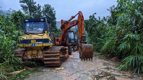Đưa 5 xe múc theo đường 71 mở lối lên Rào Trăng 3 tìm người mất tích - Ảnh 1. Đưa 5 xe múc theo đường 71 mở lối lên Rào Trăng 3 tìm người mất tích - Ảnh 1.
