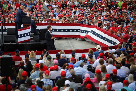 Ông Trump theo đuổi chiến lược miễn dịch cộng đồng? - Ảnh 1. Ông Trump theo đuổi chiến lược miễn dịch cộng đồng? - Ảnh 1.