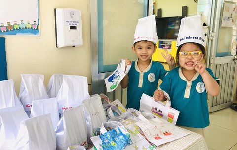 Trẻ thích thú vào bếp trong Ngày hội dinh dưỡng - Ảnh 1. Trẻ thích thú vào bếp trong Ngày hội dinh dưỡng - Ảnh 1.