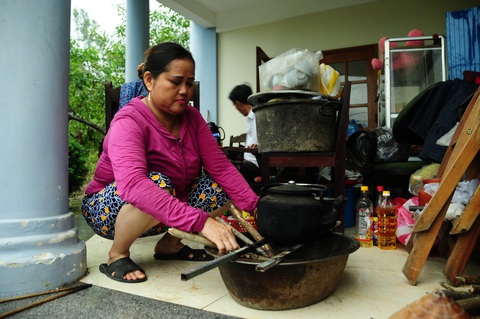 Bạn đọc Tuổi Trẻ hỗ trợ khẩn cấp các hộ dân màn trời chiếu đất sau lở núi - Ảnh 4. Bạn đọc Tuổi Trẻ hỗ trợ khẩn cấp các hộ dân màn trời chiếu đất sau lở núi - Ảnh 4.