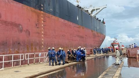Cận cảnh lai dắt tàu khủng to hơn tàu sân bay vào bờ ở Dung Quất - Ảnh 8. Cận cảnh lai dắt tàu khủng to hơn tàu sân bay vào bờ ở Dung Quất - Ảnh 8.