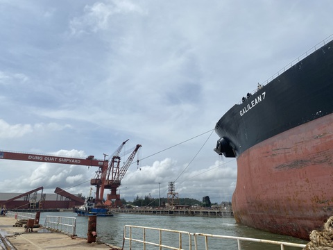 Cận cảnh lai dắt tàu khủng to hơn tàu sân bay vào bờ ở Dung Quất - Ảnh 6. Cận cảnh lai dắt tàu khủng to hơn tàu sân bay vào bờ ở Dung Quất - Ảnh 6.