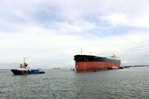 Cận cảnh lai dắt tàu khủng to hơn tàu sân bay vào bờ ở Dung Quất - Ảnh 4. Cận cảnh lai dắt tàu khủng to hơn tàu sân bay vào bờ ở Dung Quất - Ảnh 4.