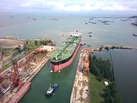 Cận cảnh lai dắt tàu khủng to hơn tàu sân bay vào bờ ở Dung Quất - Ảnh 1. Cận cảnh lai dắt tàu khủng to hơn tàu sân bay vào bờ ở Dung Quất - Ảnh 1.