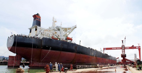 Cận cảnh lai dắt tàu khủng to hơn tàu sân bay vào bờ ở Dung Quất - Ảnh 13. Cận cảnh lai dắt tàu khủng to hơn tàu sân bay vào bờ ở Dung Quất - Ảnh 13.