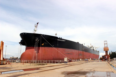 Cận cảnh lai dắt tàu khủng to hơn tàu sân bay vào bờ ở Dung Quất - Ảnh 14. Cận cảnh lai dắt tàu khủng to hơn tàu sân bay vào bờ ở Dung Quất - Ảnh 14.