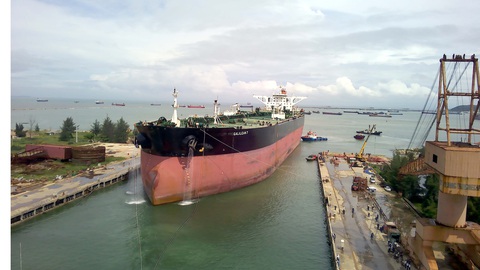 Cận cảnh lai dắt tàu khủng to hơn tàu sân bay vào bờ ở Dung Quất - Ảnh 7. Cận cảnh lai dắt tàu khủng to hơn tàu sân bay vào bờ ở Dung Quất - Ảnh 7.