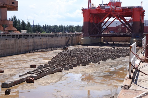 Cận cảnh lai dắt tàu khủng to hơn tàu sân bay vào bờ ở Dung Quất - Ảnh 9. Cận cảnh lai dắt tàu khủng to hơn tàu sân bay vào bờ ở Dung Quất - Ảnh 9.