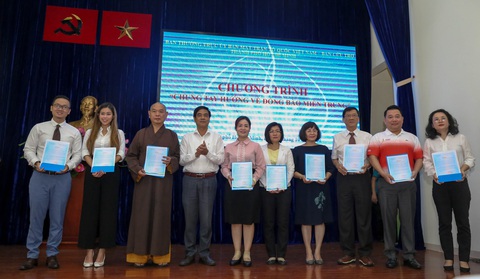 Người dân, học sinh TP.HCM chung tay góp 7,7 tỉ hỗ trợ đồng bào miền Trung - Ảnh 1. Người dân, học sinh TP.HCM chung tay góp 7,7 tỉ hỗ trợ đồng bào miền Trung - Ảnh 1.