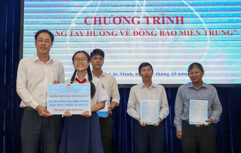 Người dân, học sinh TP.HCM chung tay góp 7,7 tỉ hỗ trợ đồng bào miền Trung - Ảnh 2. Người dân, học sinh TP.HCM chung tay góp 7,7 tỉ hỗ trợ đồng bào miền Trung - Ảnh 2.