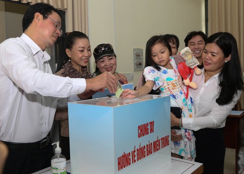 Người dân, học sinh TP.HCM chung tay góp 7,7 tỉ hỗ trợ đồng bào miền Trung - Ảnh 3. Người dân, học sinh TP.HCM chung tay góp 7,7 tỉ hỗ trợ đồng bào miền Trung - Ảnh 3.