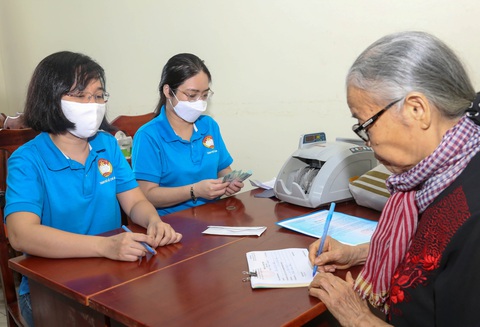 Người dân, học sinh TP.HCM chung tay góp 7,7 tỉ hỗ trợ đồng bào miền Trung - Ảnh 4. Người dân, học sinh TP.HCM chung tay góp 7,7 tỉ hỗ trợ đồng bào miền Trung - Ảnh 4.