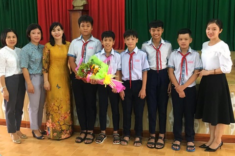 Khen thưởng học sinh lớp 8 trả lại ví tiền cho người làm vườn thuê - Ảnh 2. Khen thưởng học sinh lớp 8 trả lại ví tiền cho người làm vườn thuê - Ảnh 2.