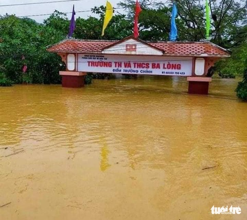 Lũ nhồi lũ, trường lớp miền Trung chìm trong nước - Ảnh 7. Lũ nhồi lũ, trường lớp miền Trung chìm trong nước - Ảnh 7.
