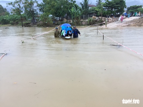 Lũ nhồi lũ, trường lớp miền Trung chìm trong nước - Ảnh 9. Lũ nhồi lũ, trường lớp miền Trung chìm trong nước - Ảnh 9.