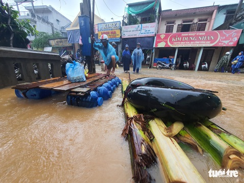 Bình nước, thùng xốp, vỏ tủ lạnh… thành thuyền bè tránh lũ - Ảnh 6. Bình nước, thùng xốp, vỏ tủ lạnh… thành thuyền bè tránh lũ - Ảnh 6.