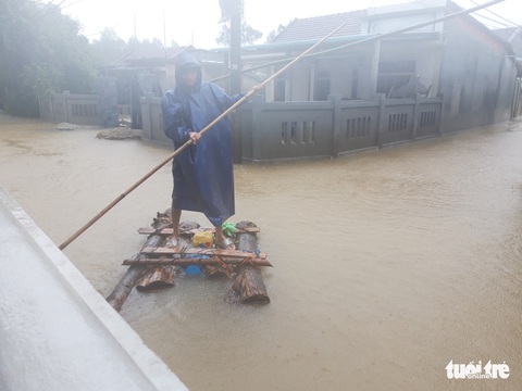 Bình nước, thùng xốp, vỏ tủ lạnh… thành thuyền bè tránh lũ - Ảnh 4. Bình nước, thùng xốp, vỏ tủ lạnh… thành thuyền bè tránh lũ - Ảnh 4.