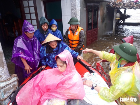 Theo chân đội xuồng hơi giải cứu gần 100 người mắc kẹt trong lũ - Ảnh 5. Theo chân đội xuồng hơi giải cứu gần 100 người mắc kẹt trong lũ - Ảnh 5.