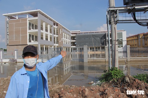 Trường mới xây, chưa bàn giao nhưng cứ mưa lại ngập lút sân - Ảnh 2. Trường mới xây, chưa bàn giao nhưng cứ mưa lại ngập lút sân - Ảnh 2.
