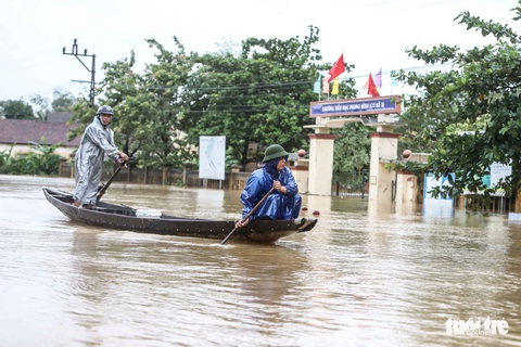 Lũ nhồi lũ, trường lớp miền Trung chìm trong nước - Ảnh 4. Lũ nhồi lũ, trường lớp miền Trung chìm trong nước - Ảnh 4.