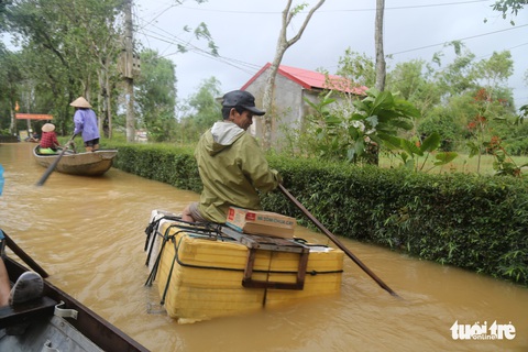 Bình nước, thùng xốp, vỏ tủ lạnh… thành thuyền bè tránh lũ - Ảnh 2. Bình nước, thùng xốp, vỏ tủ lạnh… thành thuyền bè tránh lũ - Ảnh 2.