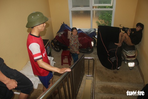 Rốn lụt Tân Đức vẫn ngập suốt 10 ngày qua - Ảnh 8. Rốn lụt Tân Đức vẫn ngập suốt 10 ngày qua - Ảnh 8.