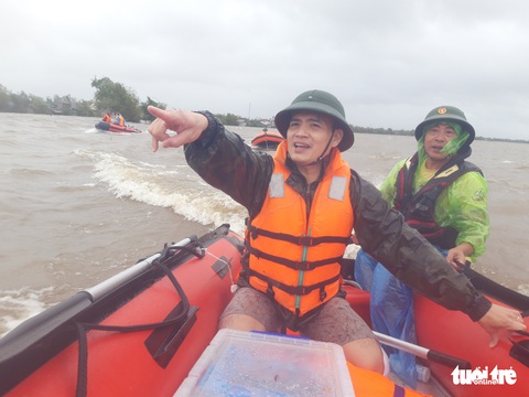 Theo chân đội xuồng hơi giải cứu gần 100 người mắc kẹt trong lũ - Ảnh 2. Theo chân đội xuồng hơi giải cứu gần 100 người mắc kẹt trong lũ - Ảnh 2.