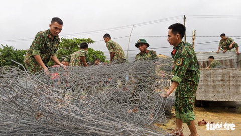 Tập kết hàng trăm tấm lưới thép mở đường vào Rào Trăng 3 - Ảnh 2. Tập kết hàng trăm tấm lưới thép mở đường vào Rào Trăng 3 - Ảnh 2.