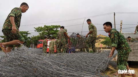 Tập kết hàng trăm tấm lưới thép mở đường vào Rào Trăng 3 - Ảnh 6. Tập kết hàng trăm tấm lưới thép mở đường vào Rào Trăng 3 - Ảnh 6.