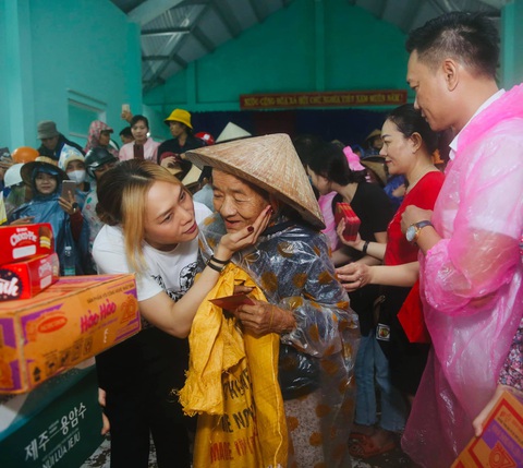 Thủy Tiên tiếp tục lội nước đi cứu trợ, Mỹ Tâm vượt mưa lớn đi trao quà - Ảnh 7. Thủy Tiên tiếp tục lội nước đi cứu trợ, Mỹ Tâm vượt mưa lớn đi trao quà - Ảnh 7.