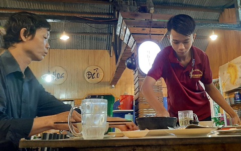 12 năm túng thiếu, vay lãi khắp xóm cho con đi học - Ảnh 1. 12 năm túng thiếu, vay lãi khắp xóm cho con đi học - Ảnh 1.