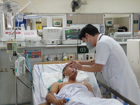 Đi đám giỗ uống rượu mua trên mạng, 3 thanh niên bị ngộ độc methanol - Ảnh 1. Đi đám giỗ uống rượu mua trên mạng, 3 thanh niên bị ngộ độc methanol - Ảnh 1.