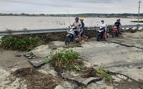 Quốc lộ bong tróc như bánh tráng sau lũ - tưởng giả mà thật! - Ảnh 3. Quốc lộ bong tróc như bánh tráng sau lũ - tưởng giả mà thật! - Ảnh 3.
